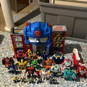 Transformers Rescue Bots Fire Station+ 15 transformers & characters